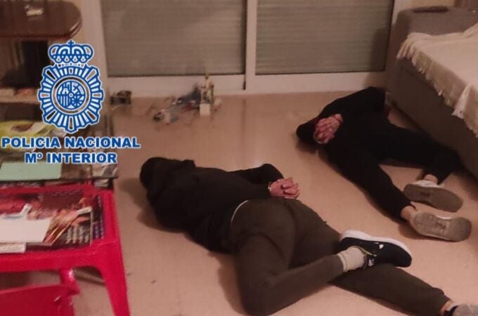 Alicante.- Sucesos.- Detenidos tres encapuchados tras ser sorprendidos mientras robaban en casa de vecinos en Alicante