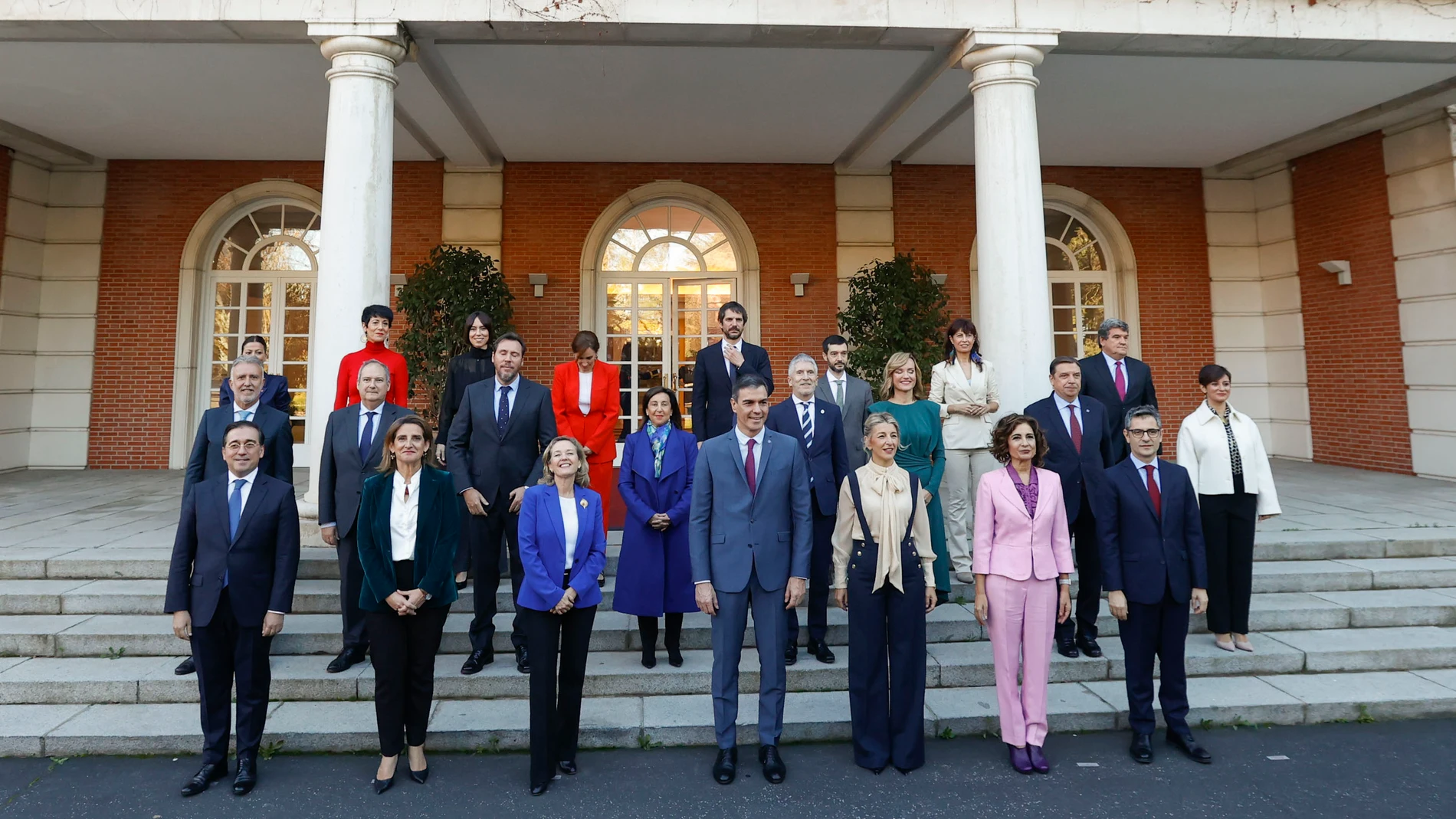 MADRID, 22/11/2023.- El presidente del Gobierno, Pedro Sánchez (c, abajo), posa para la foto de familia junto a los ministros del nuevo gabinete Nadia Calviño, vicepresidenta primera y Ministra de Economía, Comercio y Empresa; Yolanda Díaz, vicepresidenta segunda y Ministra de Trabajo y Economía Social; Teresa Ribera, vicepresidenta tercera y Ministra para la Transición Ecológica y el Reto Demográfico; María Jesús Montero, vicepresidenta cuarta y Ministra de Hacienda y de Función Pública; Jos...