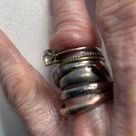 Retiran seis anillos que oprimían el dedo de una mujer