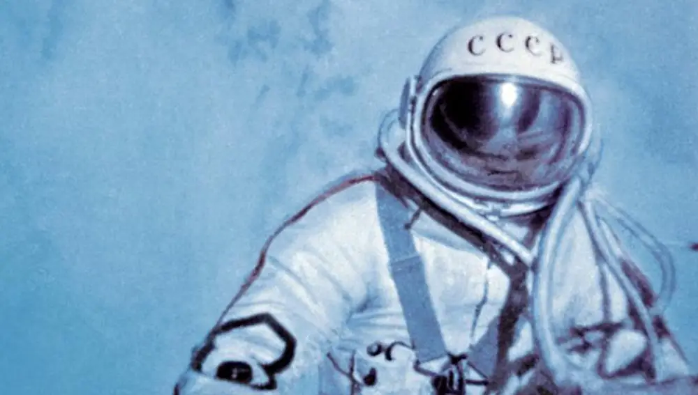 Alexei Leonov, durante el primer paseo espacial realizado en marzo de 1965.