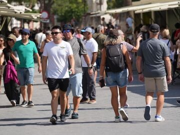 Turistas paseando por Sevilla 