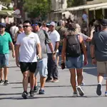 Turistas paseando por Sevilla 