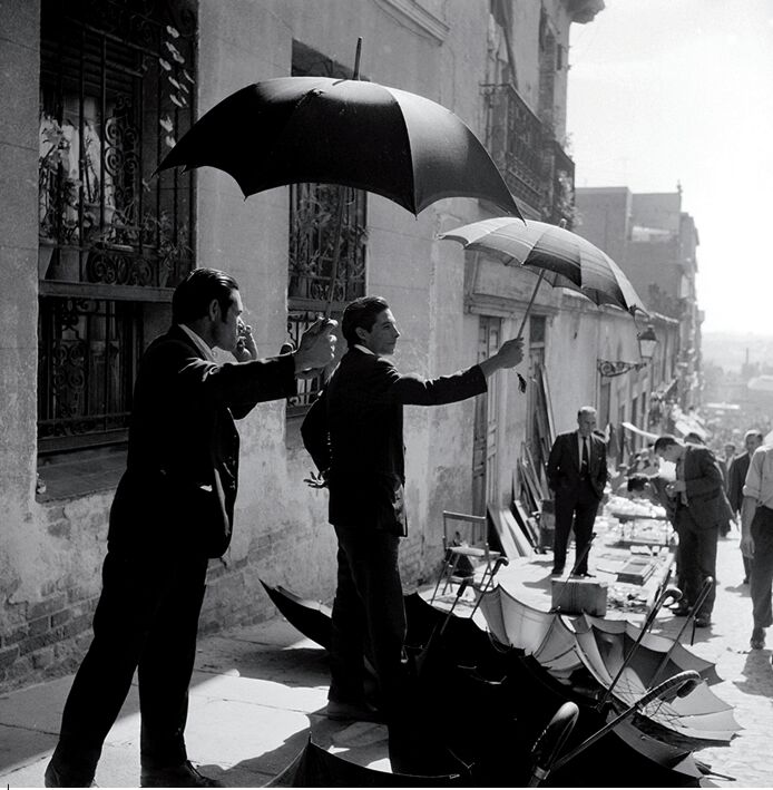 Vendedores de paraguas, en la década de los cuarenta