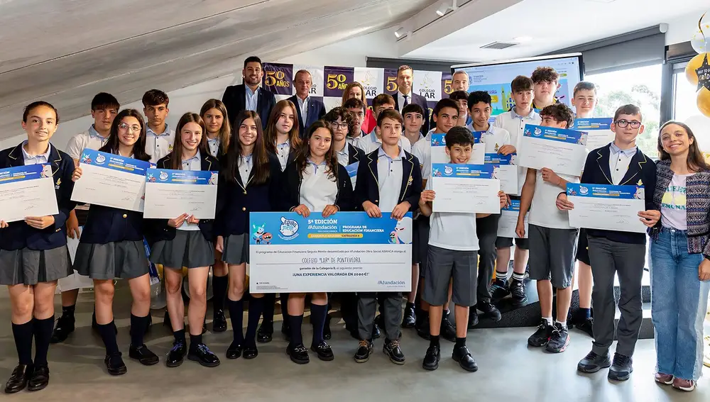 Estudiantes del Colegio Lar de Vigo, ganadores del programa Segura-Mente en la categoría B, durante el acto de entrega del premio que se celebró en el centro escolar