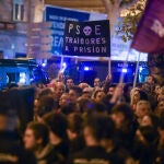 AMP.- La vigesimoprimera jornada de protestas en Ferraz reúne a cientos de personas y ya obliga al cierre de la calle
