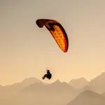Una persona volando en parapente