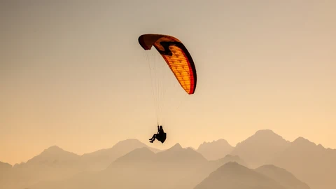 Una persona volando en parapente