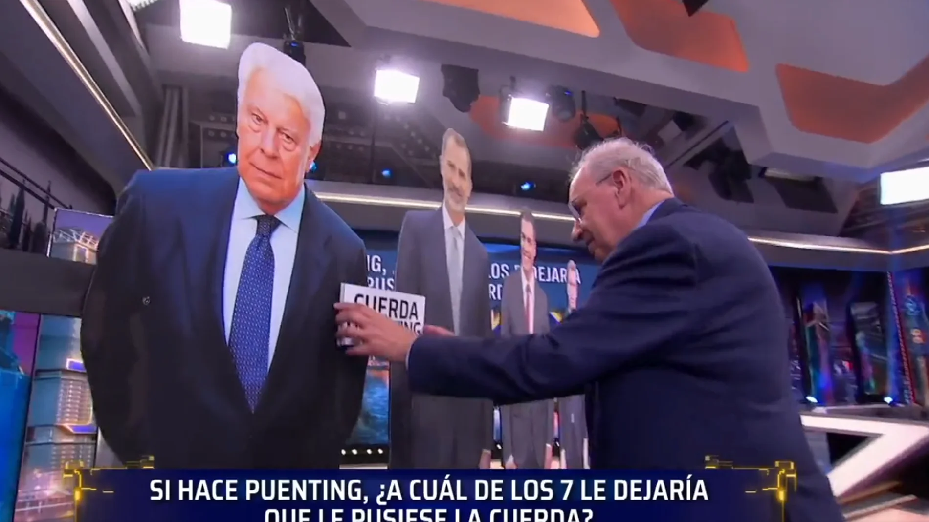 Alfonso Guerra coloca un cartel entre la silueta de Felipe González y la de Felipe VI en 'El Hormiguero'