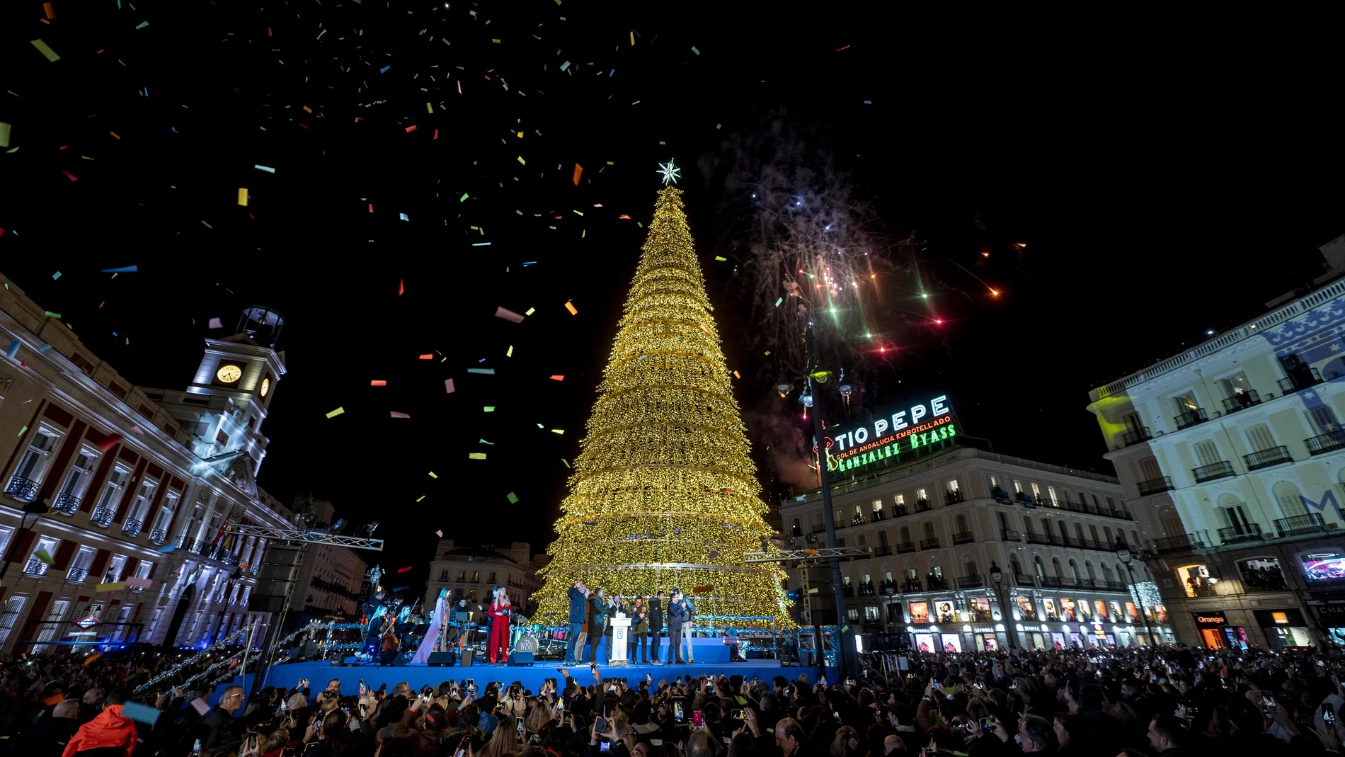 MADRID.-VÍDEO: Madrid enciende su Navidad "más mágica" con 6.600 cadenetas, 115 cerezos y 11 grandes abetos