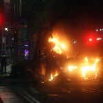 Un vehículo en llamas en los disturbios desatados en Dublin
