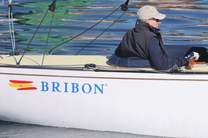 Don Juan Carlos navegando por Sanxenxo en "El Bribón"