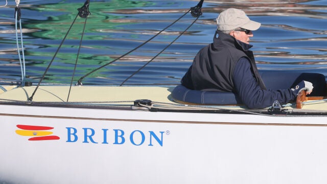 Don Juan Carlos navegando por Sanxenxo en "El Bribón"