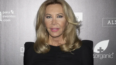Norma Duval con vestido negro.
