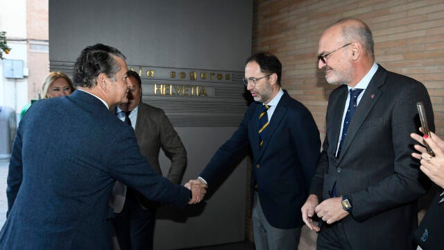Íñigo Soto, CEO de Helvetia, y José Lugo, delegado de LA RAZÓN en Andalucía, reciben a las autoridades 