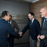 Íñigo Soto, CEO de Helvetia, y José Lugo, delegado de LA RAZÓN en Andalucía, reciben a las autoridades 