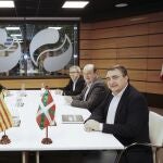El presidente del Euzkadi Buru Batzar, Andoni Ortuzar (2d), el ex Parlamentario Vasco, Joseba Aurrekoetxea (3d), el portavoz del PNV en el Congreso, Aitor Esteban (1d), la diputada de Junts, Míriam Nogueras (1i) el presidente de Junts en el Parlament, Albert Batet (3i) y el secretario general de Junts per Catalunya, Jordi Turull (2i), durante un encuentro, a 24 de noviembre de 2023, en Sabin Etxea, Bilbao, Vizcaya, Euskadi (España). Durante su encuentro, ambas formaciones, han compartido estrategia política para trabajar en la coordinación en el Congreso de los Diputados durante esta nueva legislatura. Los líderes ya se coordinaron en las negociaciones para la investidura de Pedro Sánchez. 24 NOVIEMBRE 2023;REUNIÓN;PNV;JUNTS;SOCIOS;GOBIERNO;LEGISLATURA;INDEPENDENTISMO;NACIONALISMO;VASCO;CATALÁN H.Bilbao / Europa Press 24/11/2023