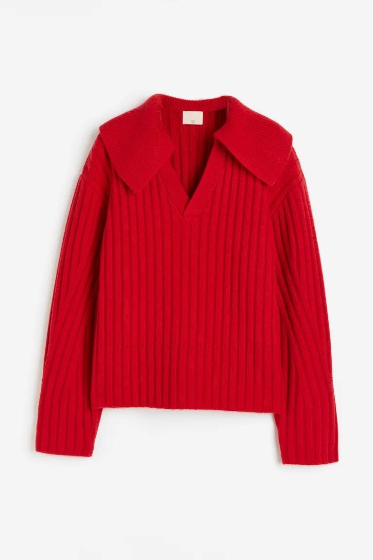 Dónde comprar y cómo combinar el jersey rojo que todas llevan