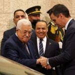 Pedro Sánchez, con el líder palestino, Mahmoud Abbas