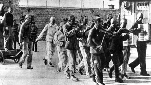Descubren y restauran partituras musicales de Auschwitz