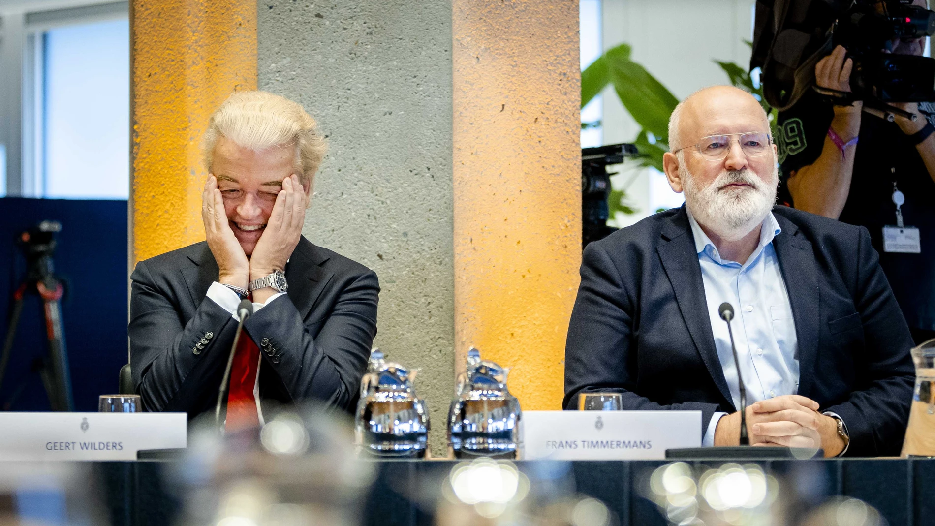 El líder de la extrema derecha neerlandesa, Geert Wilders, junto al socialdemócrata Frans Timmermans