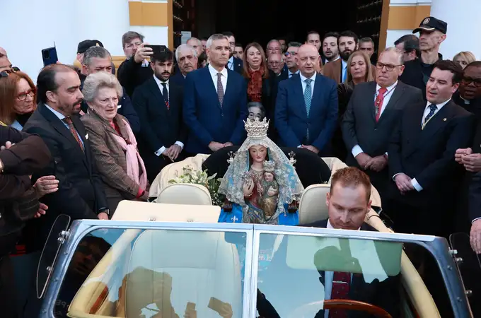 La curiosa imagen de la Virgen de Valme de Dos Hermanas en un coche descapotable
