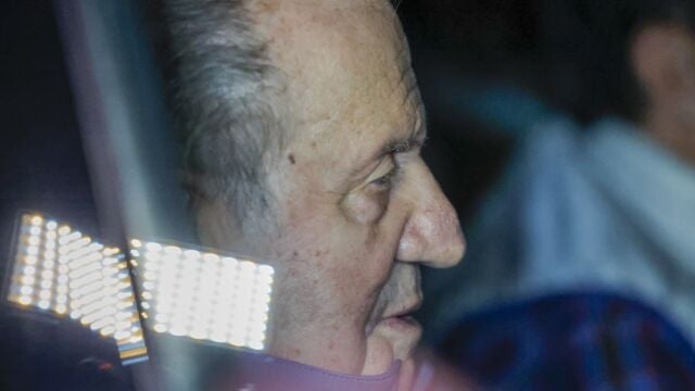 El rey Juan Carlos ha aterrizado este lunes en el aeropuerto de Vigo, donde fue recibido por su amigo Pedro Campos, para iniciar su quinta visita a España este año