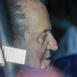 El rey Juan Carlos ha aterrizado este lunes en el aeropuerto de Vigo, donde fue recibido por su amigo Pedro Campos, para iniciar su quinta visita a España este año