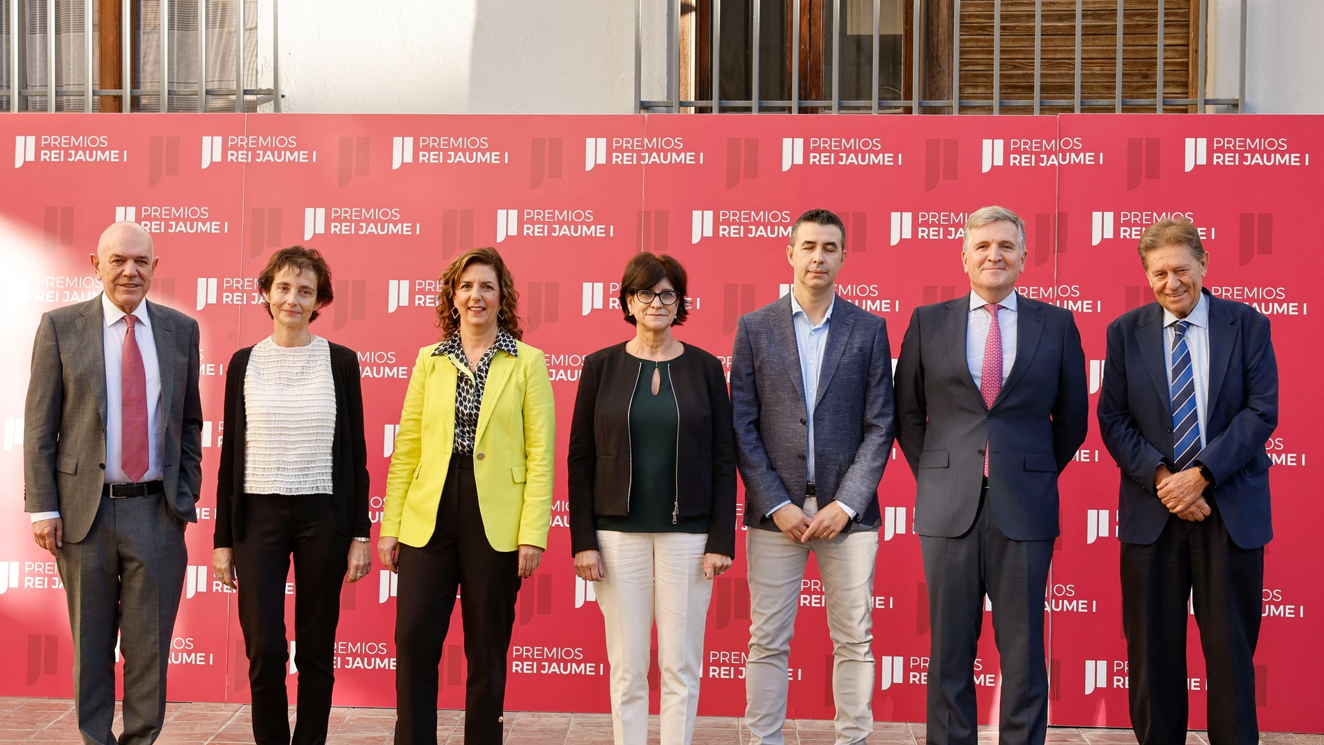 Los seis galardonados con los Premios Jaume I esta mañana antes de la rueda de prensa