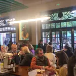 Un bar de Sevilla, con su tradicional barra para tapear