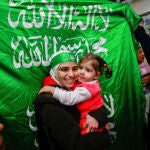 Aseel Atiti, una de las palestina liberadas por Israel, abraza a su hermana pequeña en Naplusa