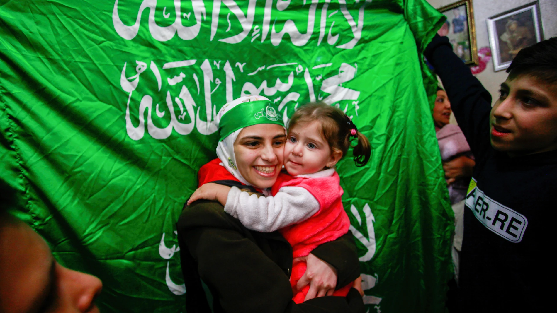 25 November 2023, Palestinian Territories, Nablus: Aseel Atiti one of ten Palestinian prisoners released by Israeli forces, embraces her little sister at their home in Balata refugee camp in Nablus. Photo: Nasser Ishtayeh/SOPA Images via ZUMA Press Wire/dpaNasser Ishtayeh/SOPA Images via / DPA25/11/2023 ONLY FOR USE IN SPAIN
