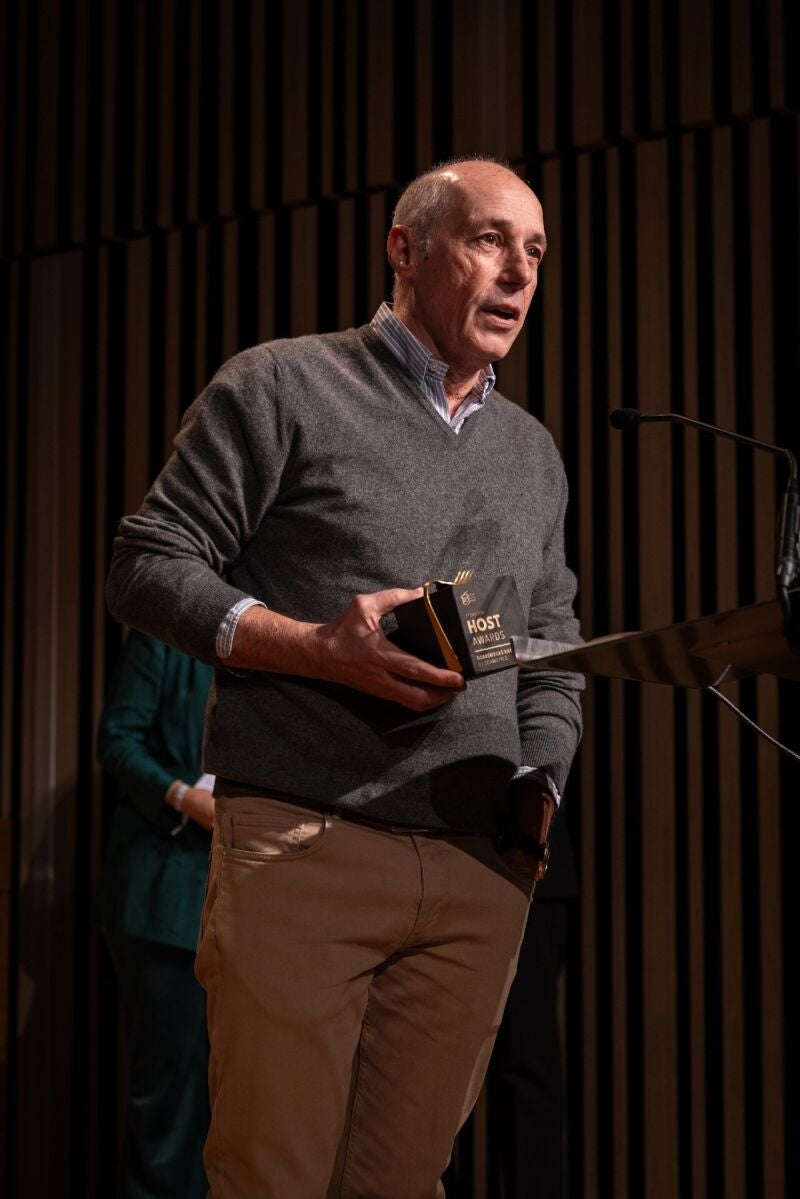 Pepe Morán recogiendo su HOST Award en el Basque Culinary Center