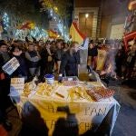 Montan una barbacoa en plena calle Ferraz: "Si el presidente hace lo que quiere yo también"