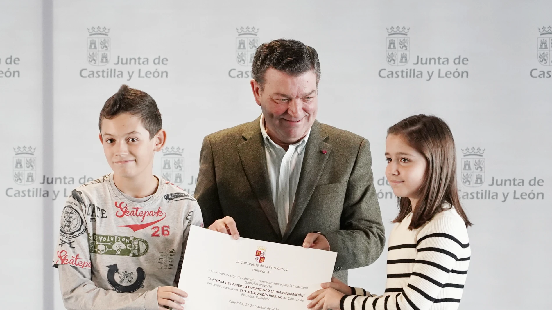 El consejero de la Presidencia, Luis Miguel González Gago, durante la entrega de un reconocimiento a unos centros educativos