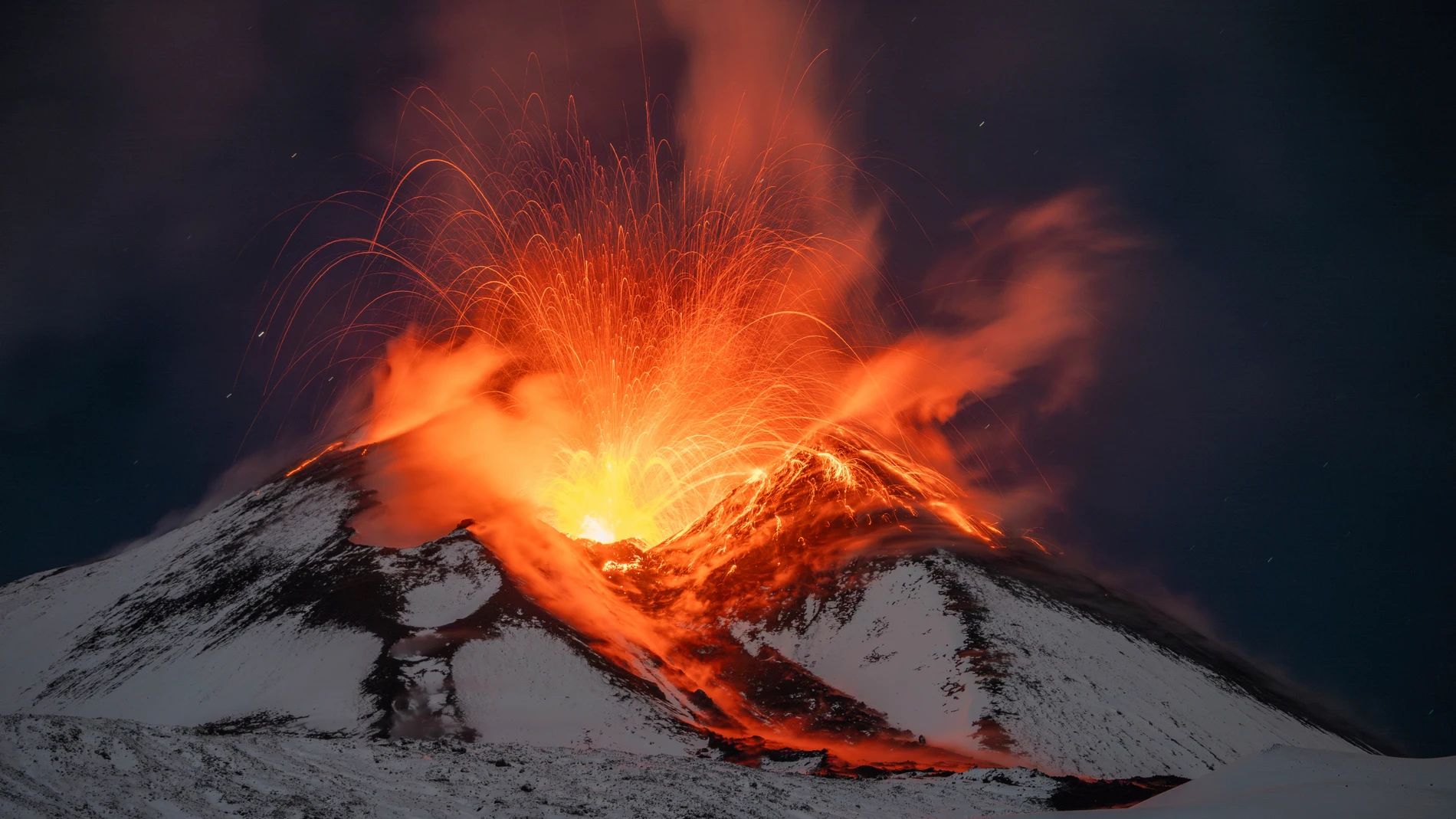 Lava en erupción en el Etna