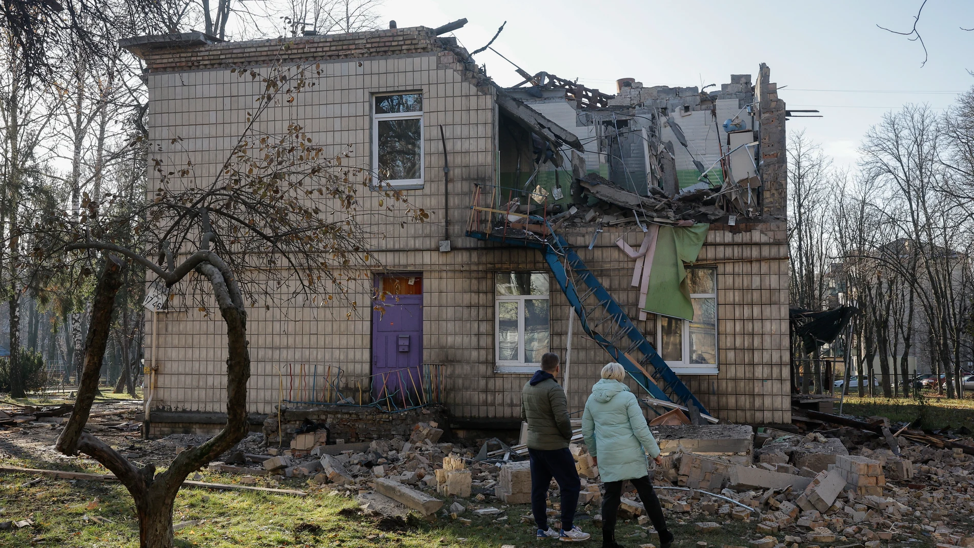 Kyiv (Ukraine), 25/11/2023.- People view the rubble of a kindergarten damaged during drone strikes in Kyiv, Ukraine 25 November 2023. Ukraine's Air Force Command of the Armed Forces said it downed 71 of 75 drones in an overnight attack, 25 November, in what Kyiv authorities called the most intense attack on the capital since the start of the invasion. Russian troops entered Ukrainian territory in February 2022, starting a conflict that has provoked destruction and a humanitarian crisis. (Rusi...