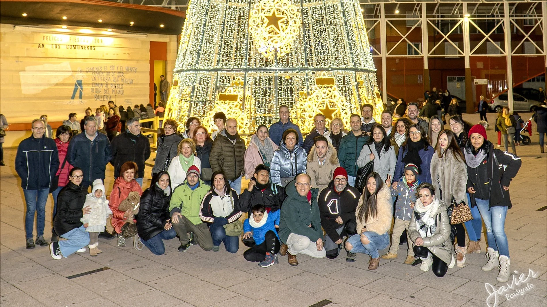 Los responsables de los establecimientos del Barrio de La Victoria durante el encendido de las luces de Navidad