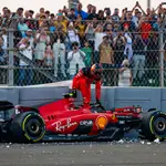 Carlos Sainz sale del Ferrari tras chocar contra el muro