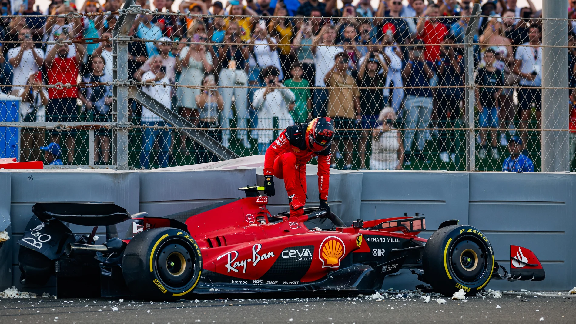 Carlos Sainz sale del Ferrari tras chocar contra el muro