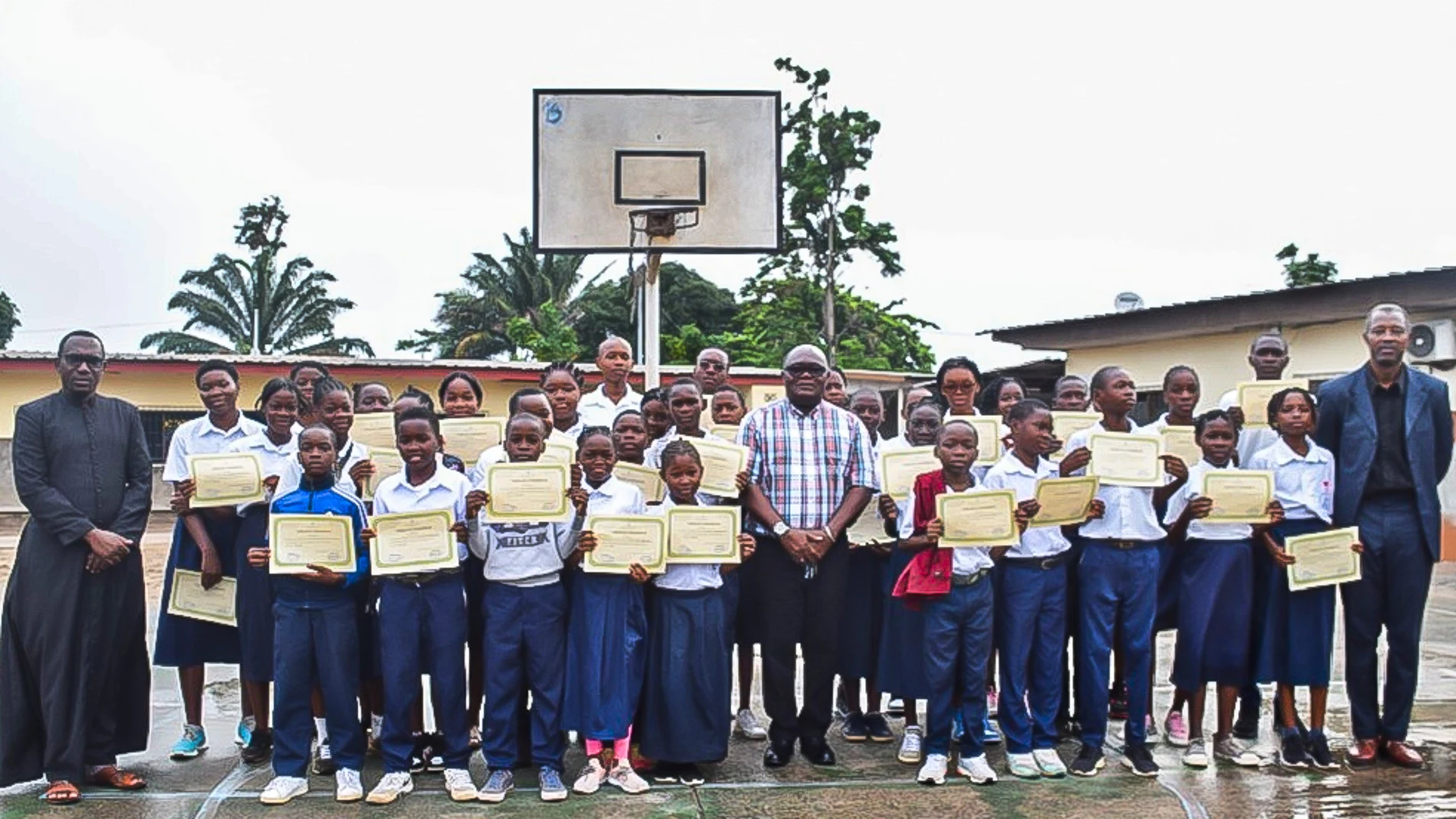 Estudiantes de Port-Gentil en Gabón, beneficiarios del XVII Proyecto Solidario de Navidad de los profesores de Religión de la Diócesis de León