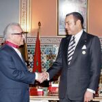 S.M. el Rey Mohammed VI condecorando al director estadounidense Martin Scorcese, durante el festival de 2005