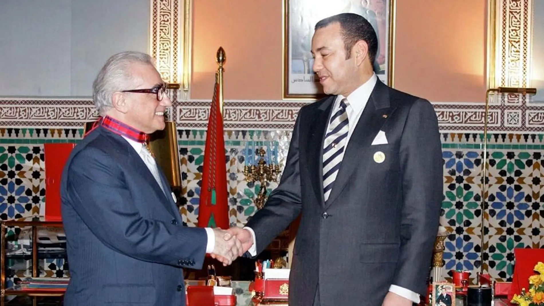 S.M. el Rey Mohammed VI condecorando al director estadounidense Martin Scorcese, durante el festival de 2005