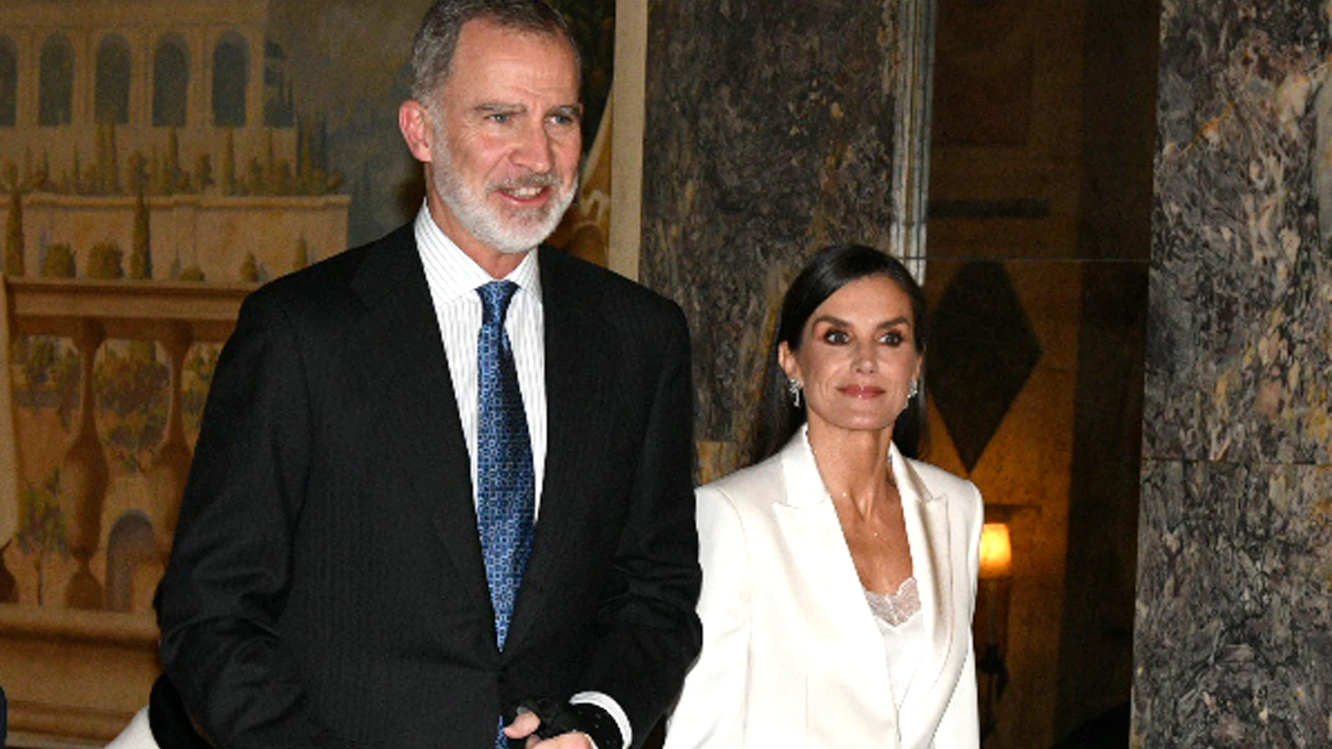 El Rey Felipe y la Reina Letizia a su llegada a la entrega del premio de Periodismo “Francisco Cerecedo” en el Hotel Westin Palace, a 27 de noviembre de 2023, en Madrid (España). Este año el premio es para el director y presentador del programa ‘Más de uno’ en Onda Cero, Carlos Alsina, que otorga la Asociación de Periodistas Europeos. El jurado ha destacado “su mirada lúcida, rigurosa y plural de la actualidad, con una mención destacada a su talento como entrevistador. Su agudeza en el anális...