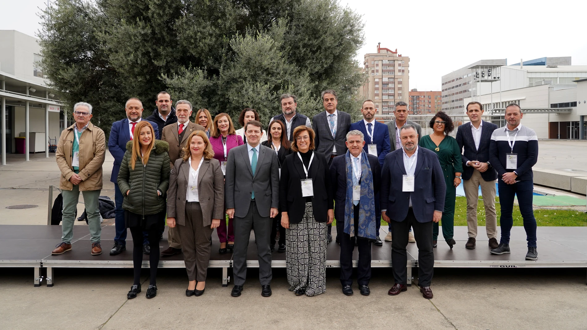 El presidente Alfonso Fernández Mañueco junto a la reelegida presidenta, Ángeles Armisén, y la Comisión Ejecutiva de la FRMPCyL