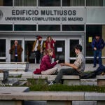 Estudiantes universitarios en el campus de la UCM © Alberto R. Roldán / Diario La Razón.