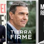 Sánchez durante la presentación de 'Manual de resistencia' y las portadas de su segundo y primer libro como presidente