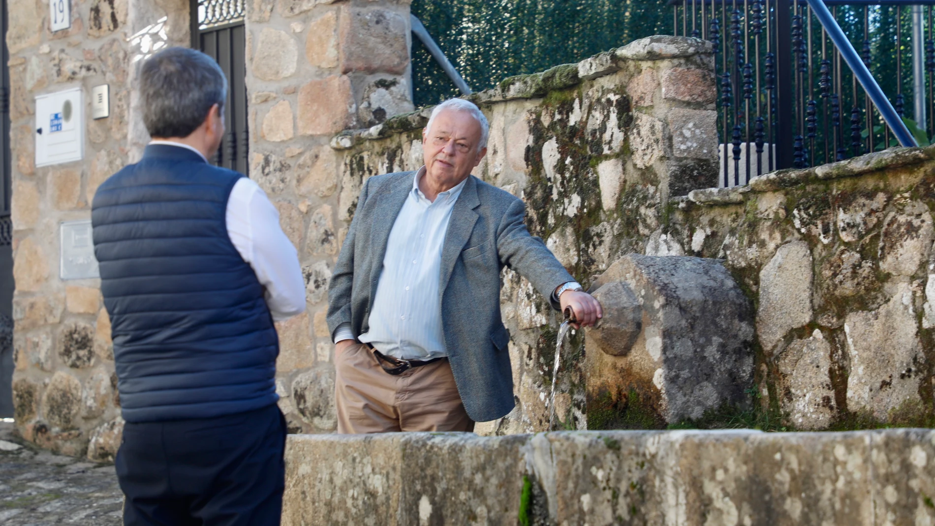 El consejero de Cultura, Turismo y Deporte, Gonzalo Santonja, realiza una visita institucional a la localidad salmantina de Sequeros