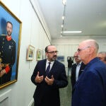 El alcalde de Ponferrada, Marco Morala (C), durante la inauguración de una exposición colectiva de la Asociación Pintores del Bierzo