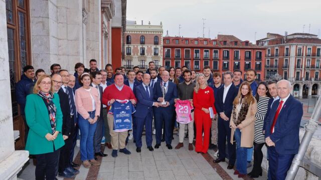 El alcalde de Valladolid, Jesús Julio Carnero, y los concejales, reciben a los campeones del VRAC