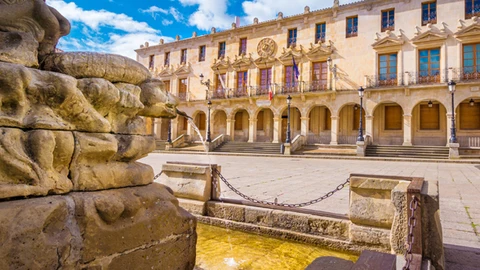 Plaza Mayor de Soria vista desde la Fuente de Los Leones